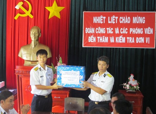 Đoàn công tác vùng 4 Hải quân thăm, tặng quà tại các đảo thuộc huyện đảo Trường Sa  - ảnh 1